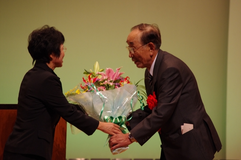 　　奥田宮田村教育委員長職務代理者から花束を贈呈